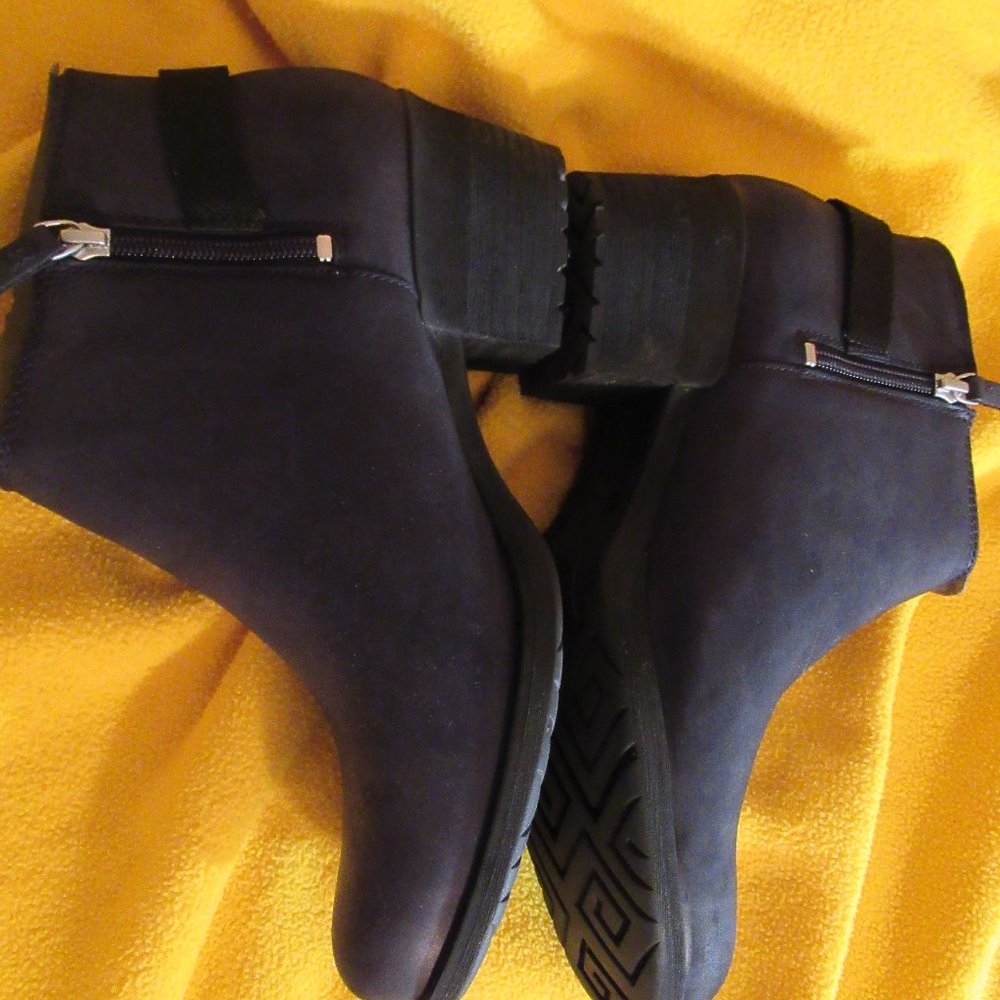 Women's Merrell black leather booties size 11